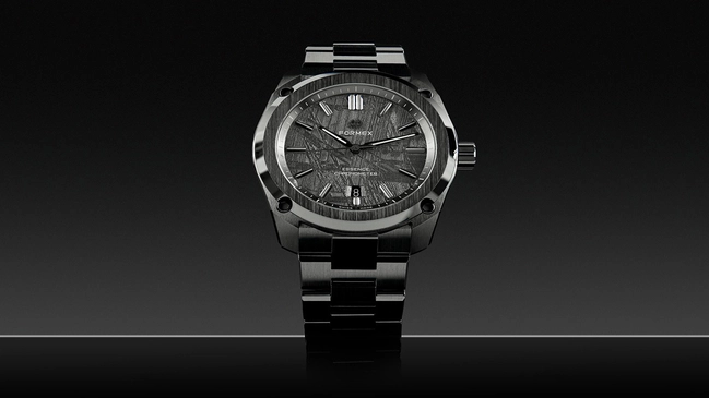 Formex Essence Ceramica Dark Matter, dunkle Uhr vor dunklem Hintergrund