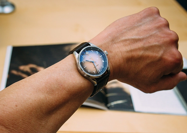 Uhr DUG Purist am Handgelenk 