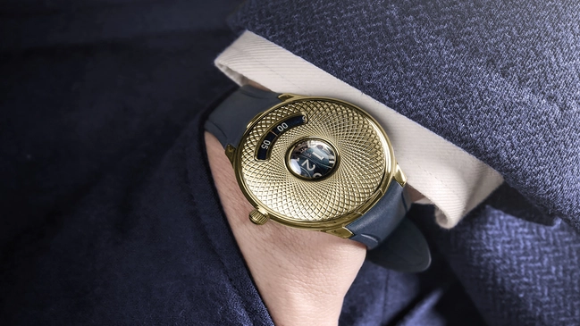 Czapek & Cie Time Jumper mit dem Kaliber 10, goldene Uhr am Handgelenk