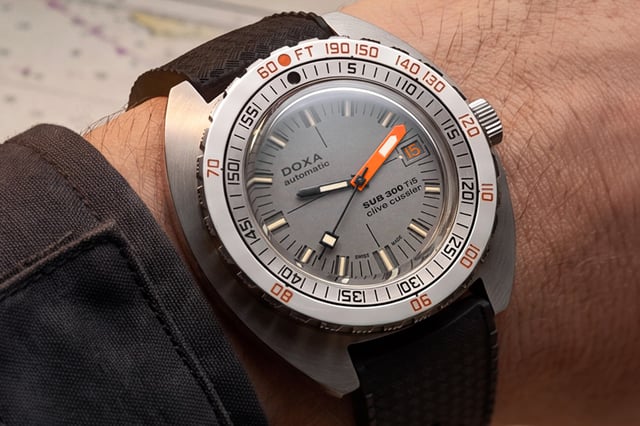 Doxa SUB 300 Ti5 Clive Cussler: Wristshot, Uhr am Handgelenk