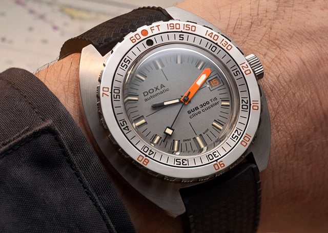 Doxa SUB 300 Ti5 Clive Cussler: Wristshot, Uhr am Handgelenk
