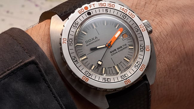 Doxa SUB 300 Ti5 Clive Cussler: Wristshot, Uhr am Handgelenk