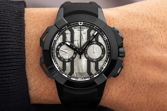 Jacob & Co.  Epic X Chrono 44 mm mit Meteoritenzifferblatt am Handgelenk