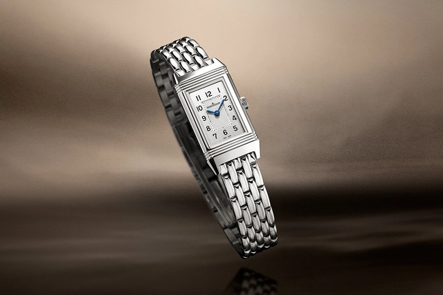 Jaeger-LeCoultre Reverso Classic Monoface Origin, Referenz Q3878120, Uhr mit Stahlband vor braunem Hintergrund