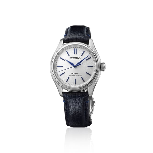 Frontansicht der Seiko Classic Series HCC004J1 aus Edelstahl und Lederband vor weißem Hintergrund