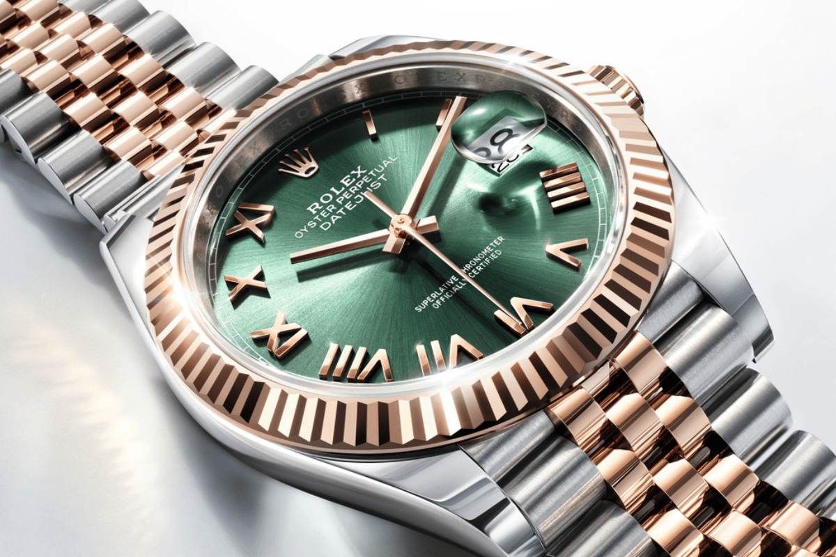 Nahaufnahme der grünen Rolex Datejust mit Ombré-Zifferblatt und neuen römischen Ziffern 