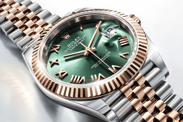 Nahaufnahme der grünen Rolex Datejust mit Ombré-Zifferblatt und neuen römischen Ziffern 