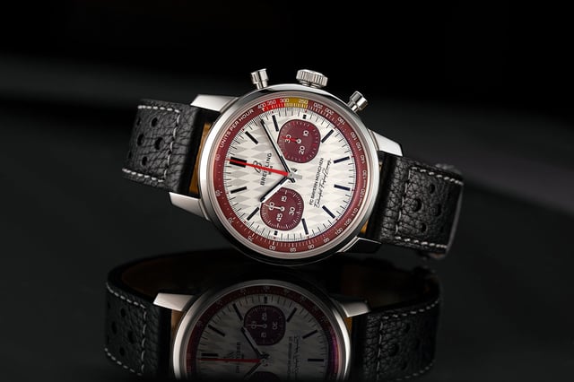 Breitling Top Time B01 125 Years FC Bayern München LE liegend