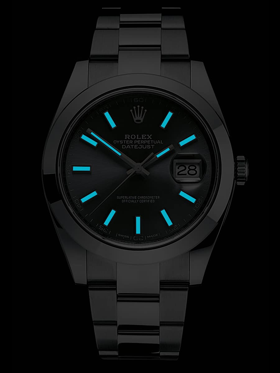 Bei Dunkelheit erstrahlen die Chromalight-Einlagen in Indizes und Zeigern bei der Rolex Datejust 41 in Blau - bei Datum und Rolex-Krone fehlen diese jedoch