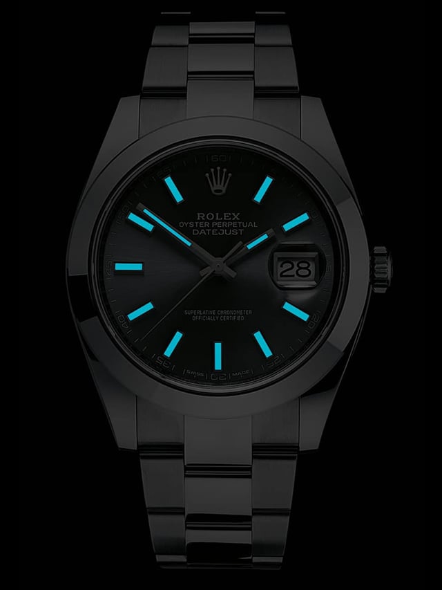 Bei Dunkelheit erstrahlen die Chromalight-Einlagen in Indizes und Zeigern bei der Rolex Datejust 41 in Blau - bei Datum und Rolex-Krone fehlen diese jedoch