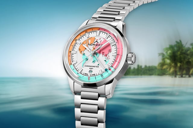 Norqain Freedom GMT Enjoy Life “Holiday” Limited Edition, Uhr vor sommerlichem Hintergrund