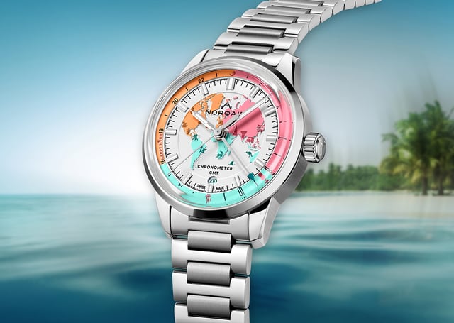 Norqain Freedom GMT Enjoy Life “Holiday” Limited Edition, Uhr vor sommerlichem Hintergrund