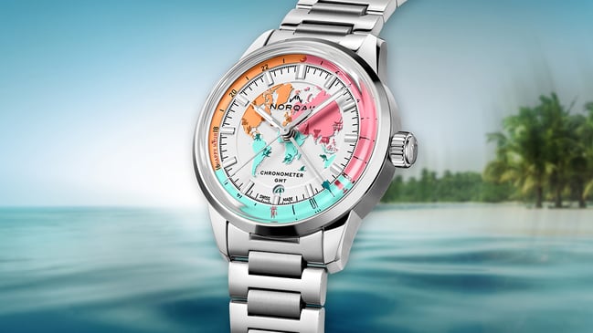 Norqain Freedom GMT Enjoy Life “Holiday” Limited Edition, Uhr vor sommerlichem Hintergrund