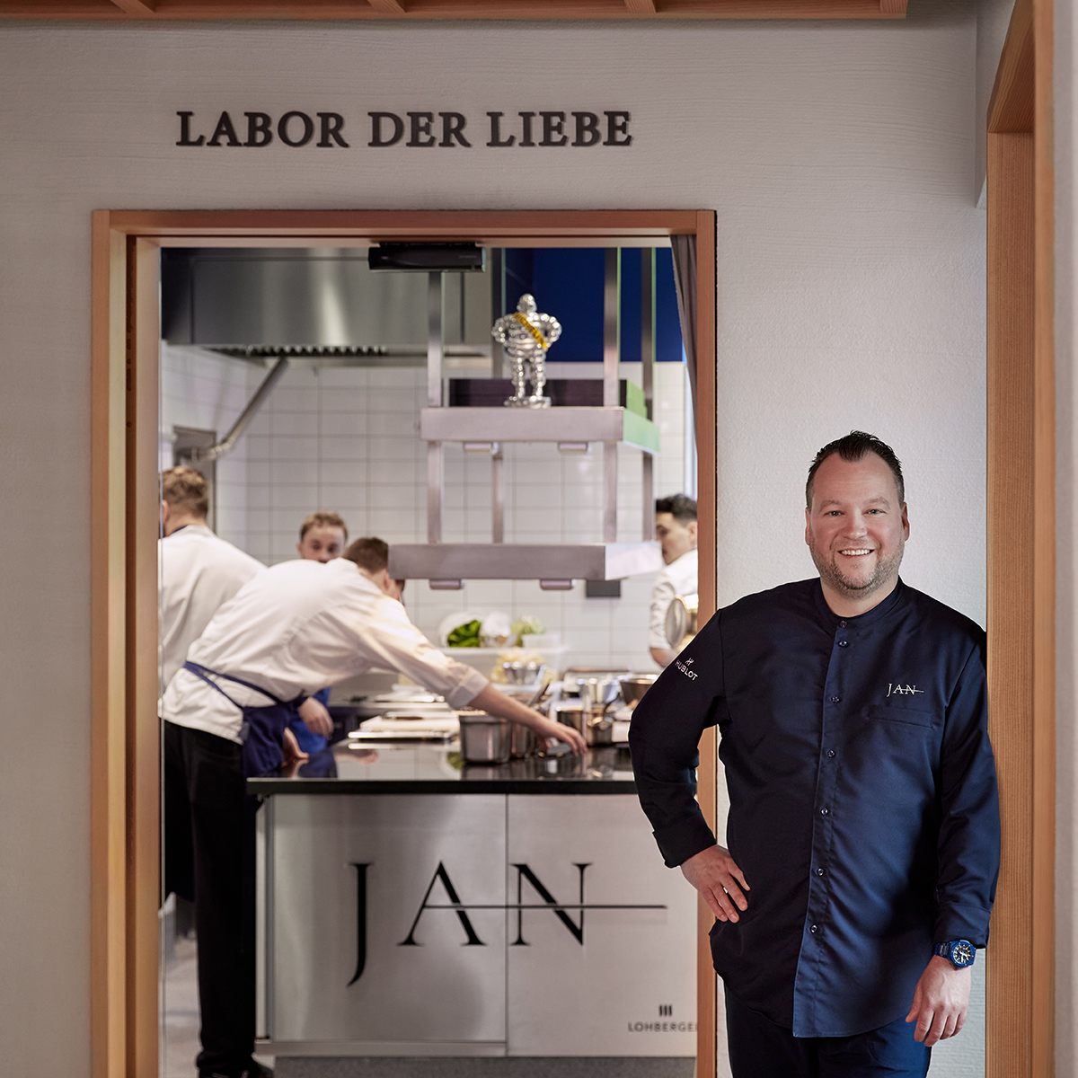 Sternekoch Jan Hartwig vor seiner Küche im Restaurant in München