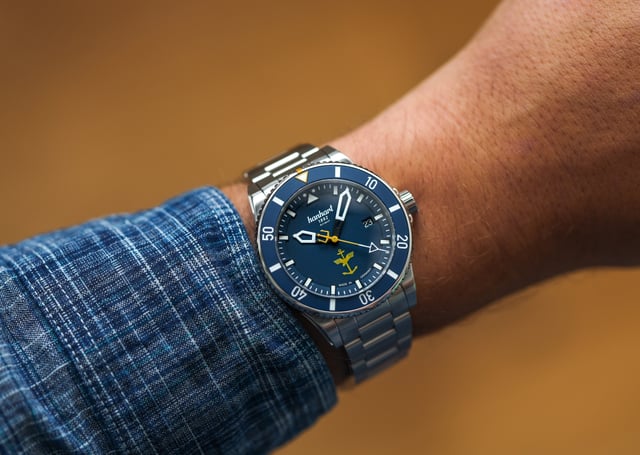 Hanhart Fly Navy Aerosphere an einem Handgelenk.