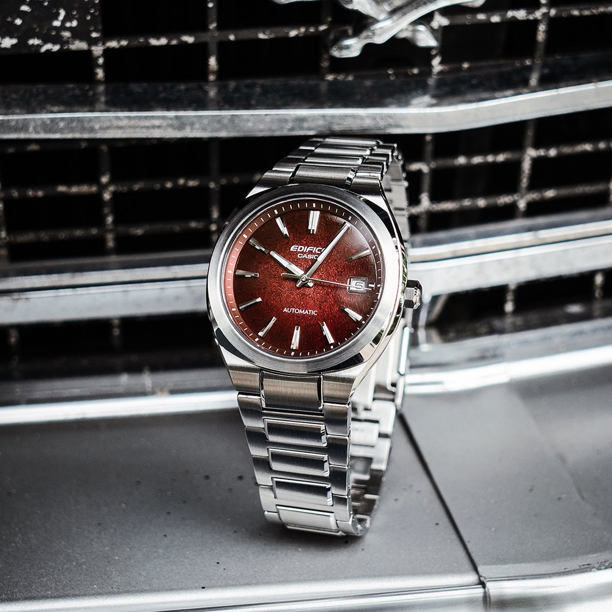 Frontansicht der Casio Edifice EFK-200 mit rotem Zifferblatt