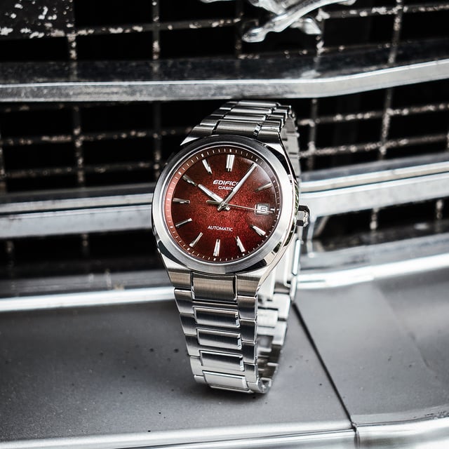 Frontansicht der Casio Edifice EFK-200 mit rotem Zifferblatt