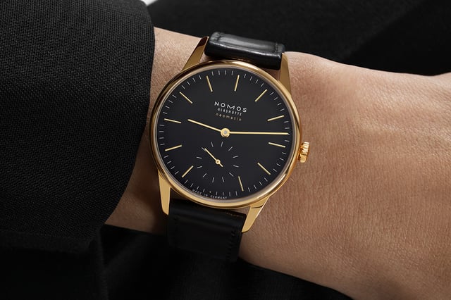 Nomos Glashütte Orion Gold neomatik new black: Wristshot, Uhr am Handgelenk