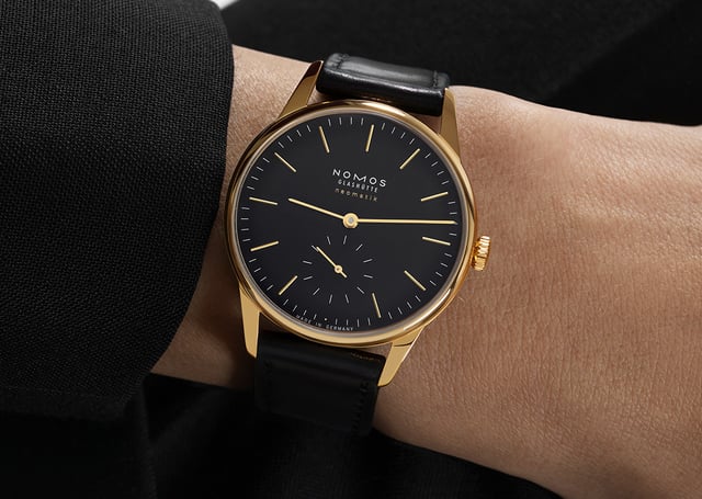 Nomos Glashütte Orion Gold neomatik new black: Wristshot, Uhr am Handgelenk