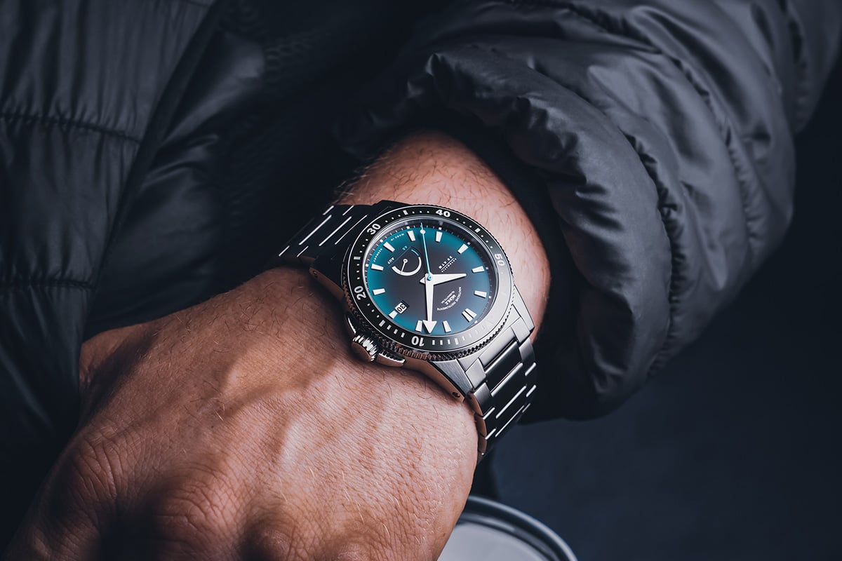 Mühle-Glashütte Sportivo Power Dive: Wristshort Uhr am Handgelenk