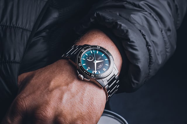 Mühle-Glashütte Sportivo Power Dive: Wristshort Uhr am Handgelenk