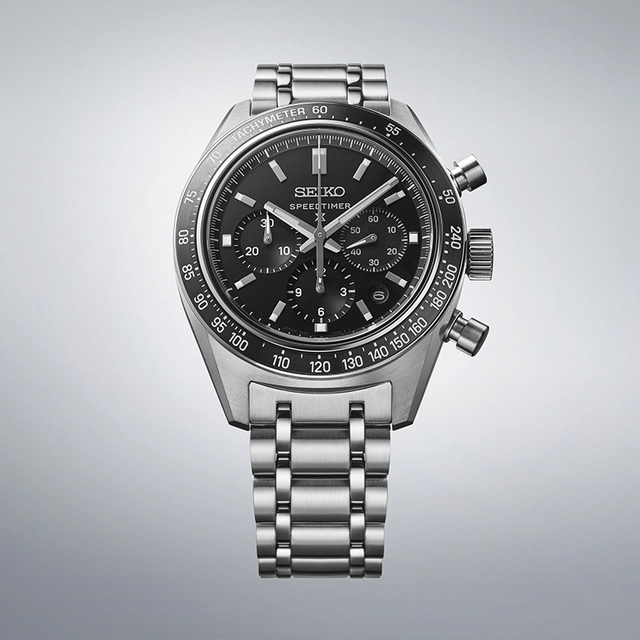Seiko-Prospex-Speedtimer-Mechanical-Chronograph-SRQ055-Soldat vor grauem Hintergrund