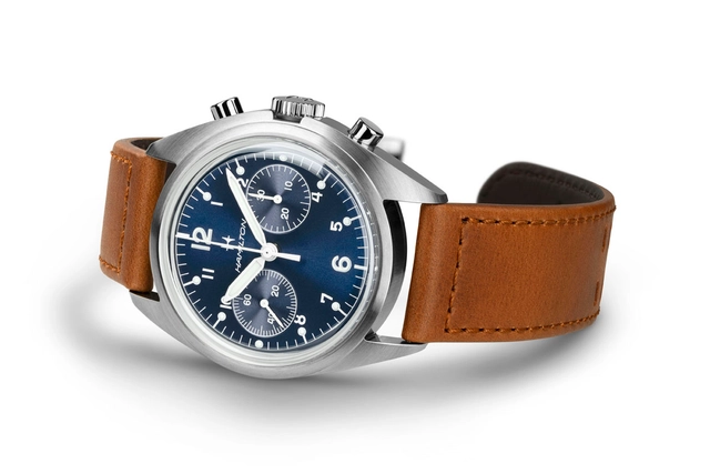 Hamilton: Khaki Aviation Pilot Pioneer Chronograph mit Lederband liegend