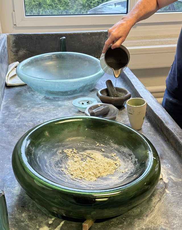Emaille-Pulver wird gemahlen