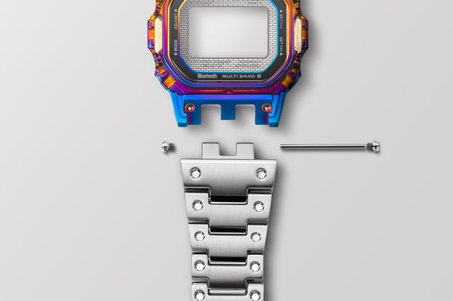 Die Uhr verfügt über die dreizackige Bandanstoßverbindung der GMW-B5000 und einen verschraubten Gehäuseboden.