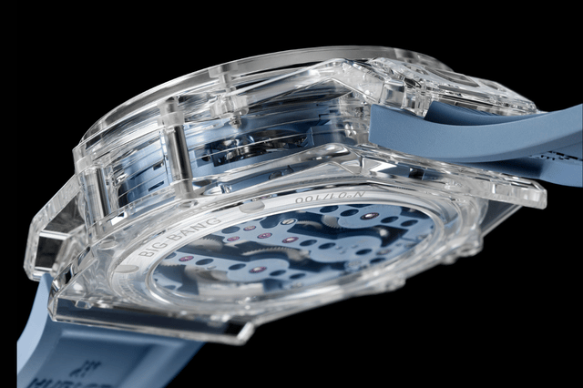 Die Seitenansicht der Hublot Big Bang Sapphire Sky Blue, gehäuserückseite
