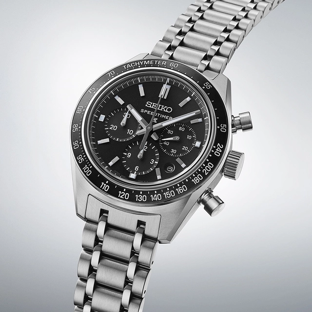 Seiko-Prospex-Speedtimer-Mechanical-Chronograph-SRQ055_Seite vor grauem Hintergrund