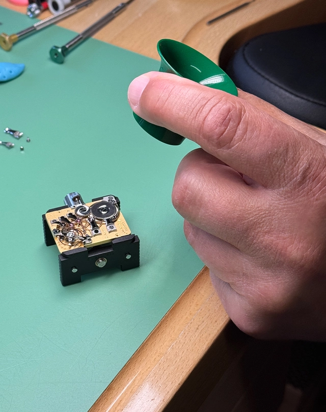 Nur mit der Lupe wird die Fertigungstiefe sichtbar