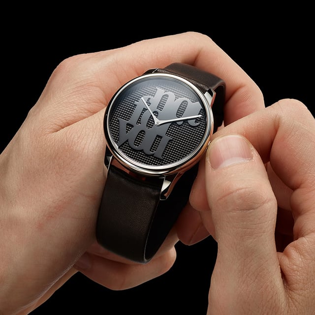 Louis Erard x Monica Bonvicini “Not For You”, Ref. 34242AA02.BVAS28 , Uhr in der Hand