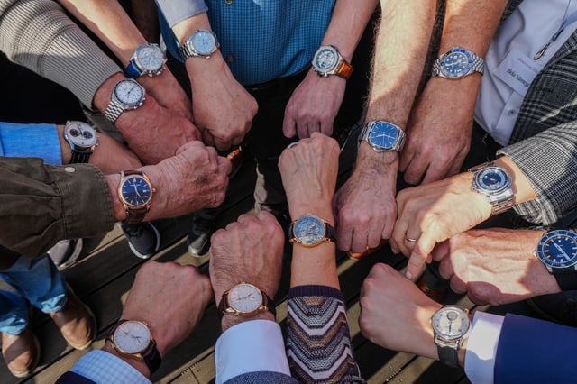 Teilnehmer der WatchTime Manufakturreise mit ihren Uhren bei Moritz Grossmann