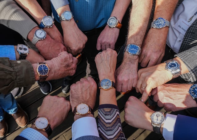 Teilnehmer der WatchTime Manufakturreise mit ihren Uhren bei Moritz Grossmann