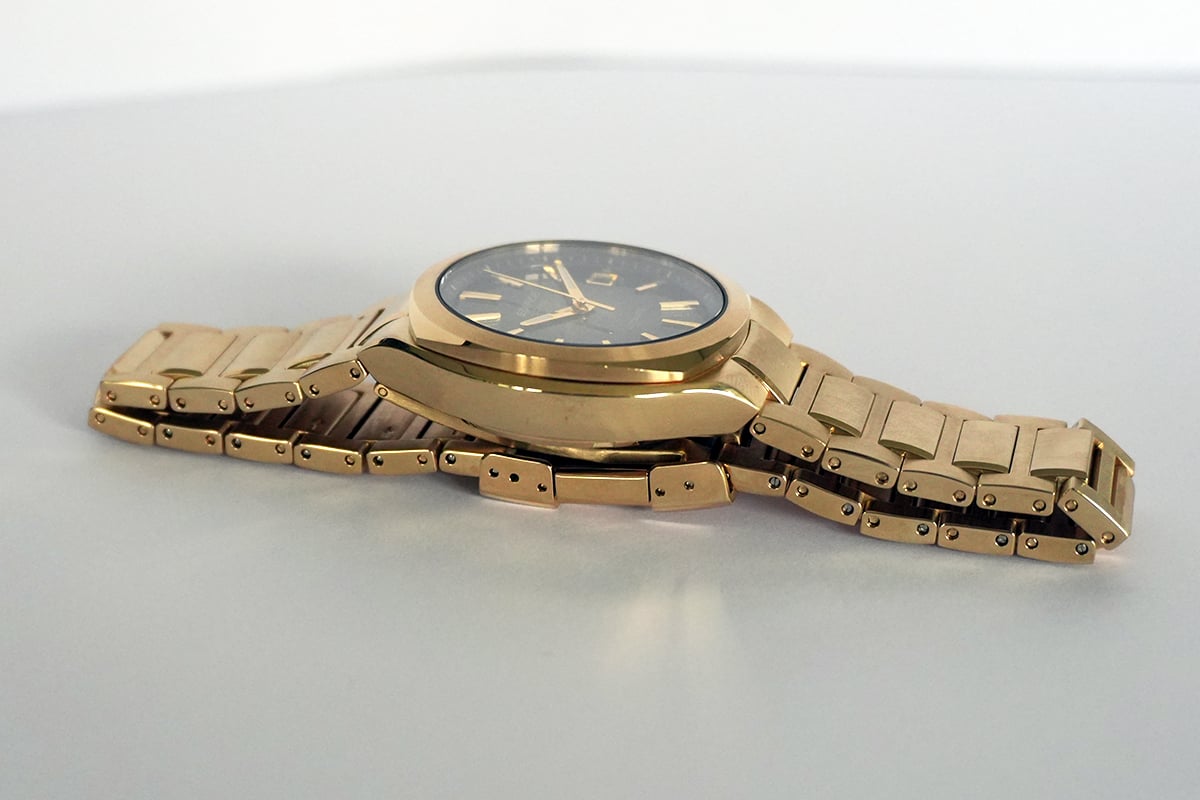 Casio Edifice EFK-200DG-5A in Gold-Optik, Profilansicht Uhr