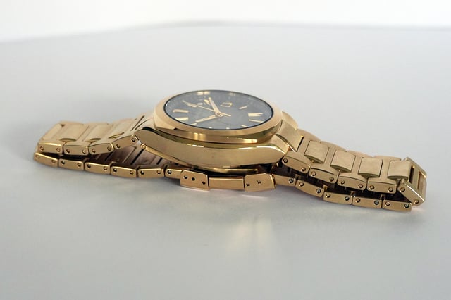Casio Edifice EFK-200DG-5A in Gold-Optik, Profilansicht Uhr