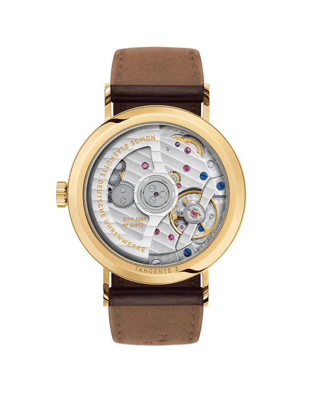 Hinter dem Saphirglasboden tickt das Nomos-Kaliber DUW 3001.