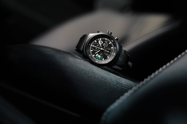 Porsche Design Chronograph 1 – 911 GT3 100 Jahre Nürburgring, Uhr auf Autositz
