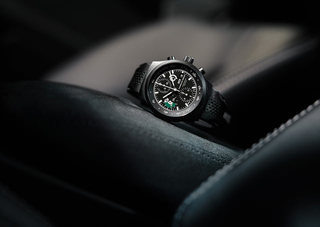 Porsche Design Chronograph 1 – 911 GT3 100 Jahre Nürburgring, Uhr auf Autositz