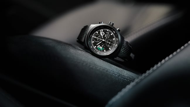 Porsche Design Chronograph 1 – 911 GT3 100 Jahre Nürburgring, Uhr auf Autositz