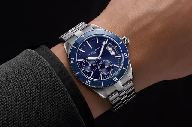 Favre Leuba: Deep Raider Power Reserve in Blau Wristshot