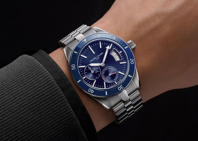 Favre Leuba: Deep Raider Power Reserve in Blau Wristshot