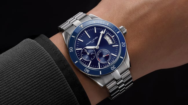 Favre Leuba: Deep Raider Power Reserve in Blau Wristshot