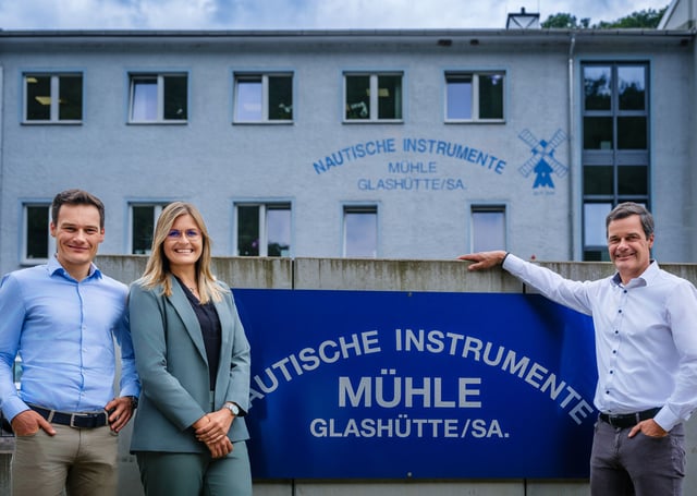 Familie Mühle vor Firmengebäude in Glashütte