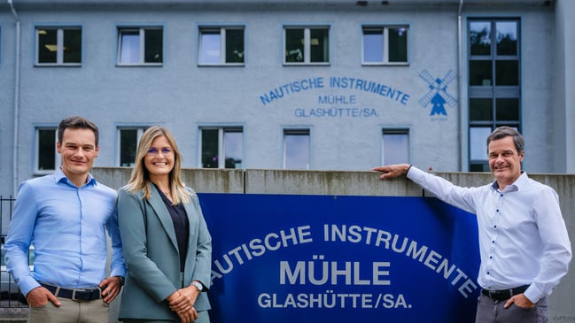 Familie Mühle vor Firmengebäude in Glashütte