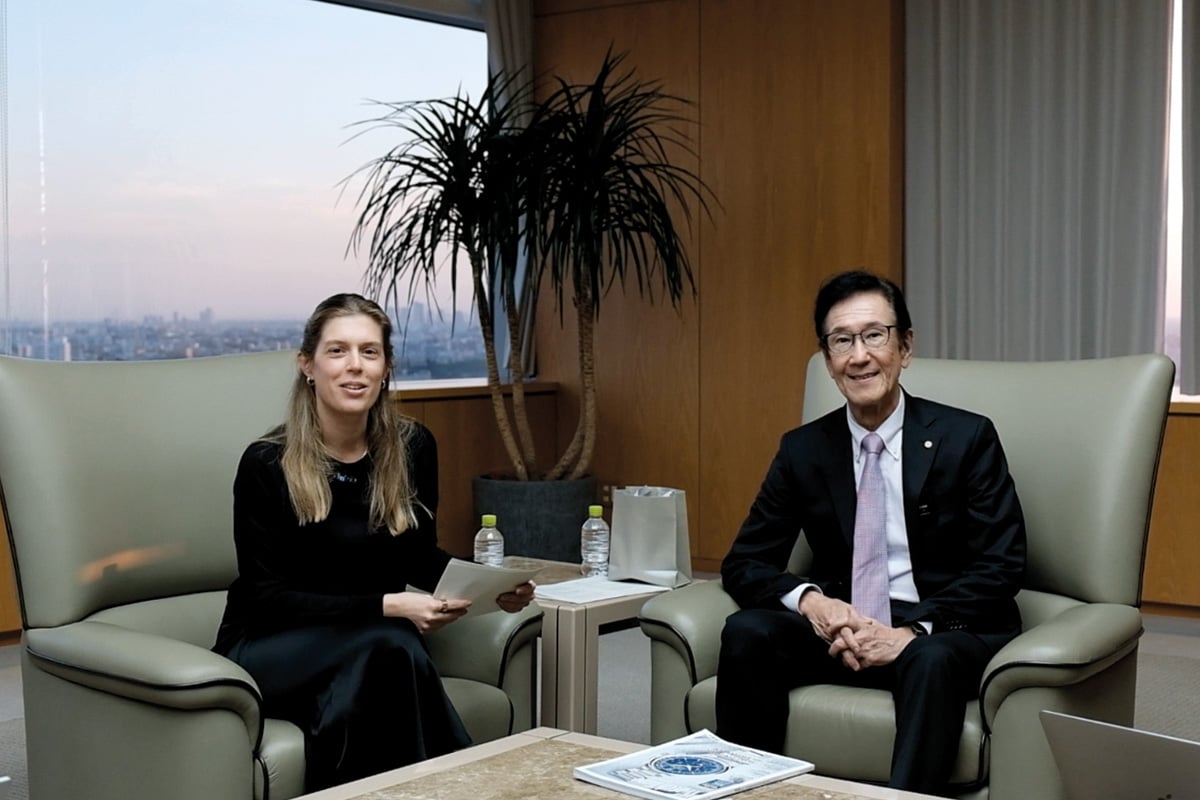 Daniela Pusch und Yuichi Masuda. CEO Casio, in Tokyo