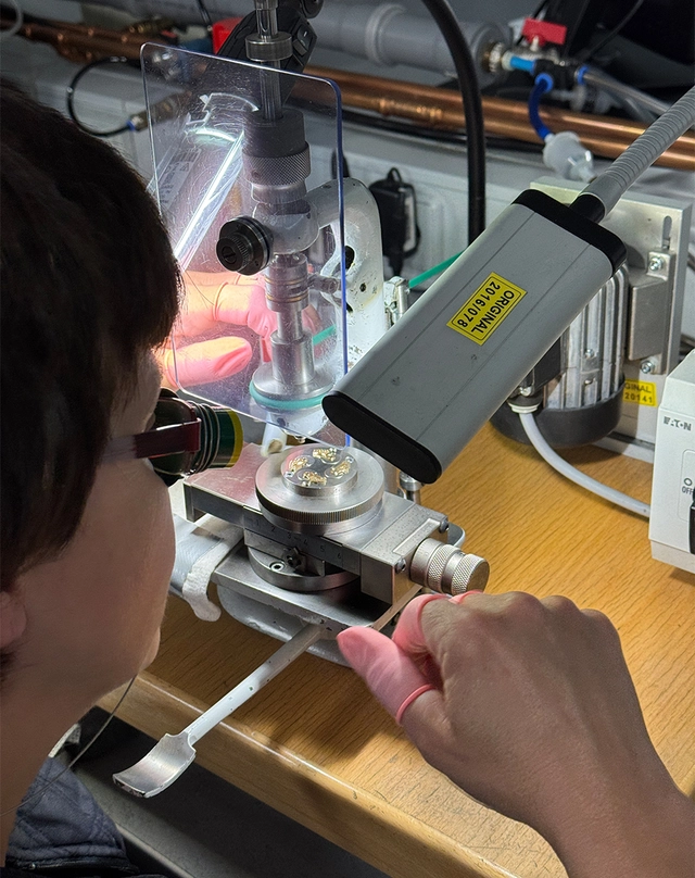 Die Finissierung wird per Hand durchgeführt