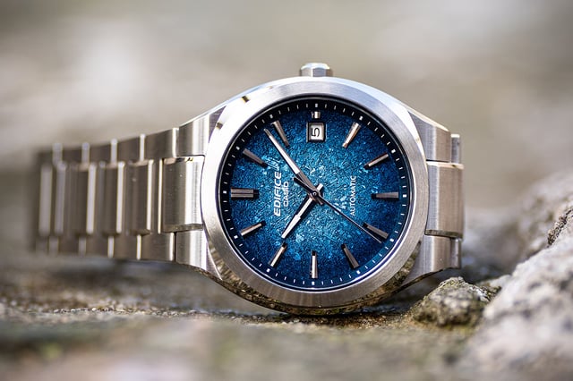 Casio Edifice EFK-200D-2A, mit blauem Zifferblatt, liegend