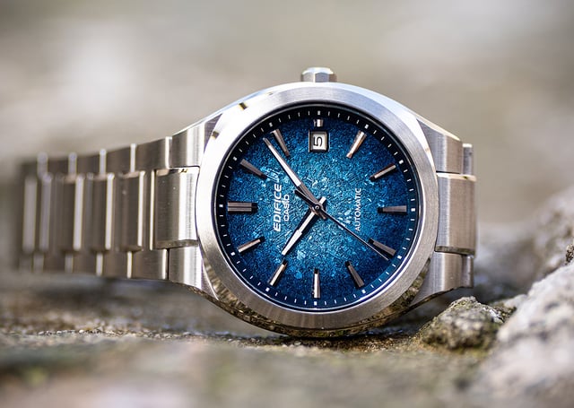 Casio Edifice EFK-200D-2A, mit blauem Zifferblatt, liegend